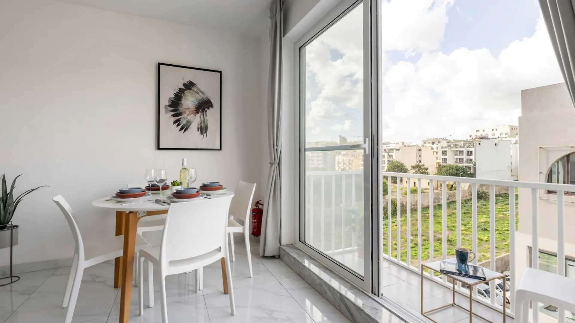 Bright Spacious Getaway Close To The Sea Gzira Apartment