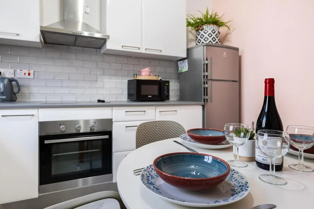 Bright Spacious Getaway Close To The Sea Gzira Apartment